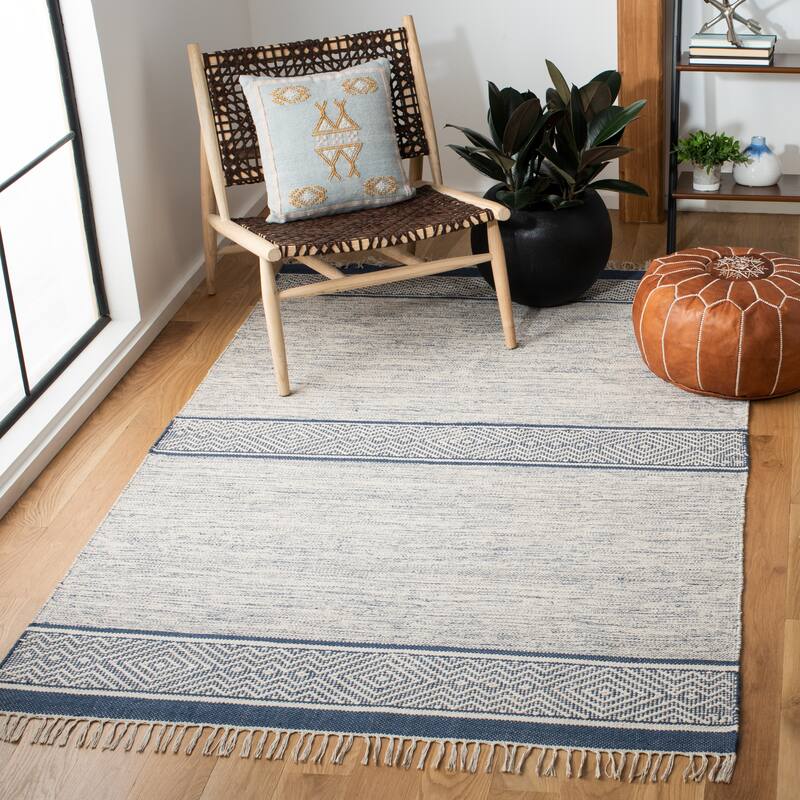 SAFAVIEH Handmade Montauk Stoja Cotton Fringe Rug - 5' x 8' - Ivory/Navy