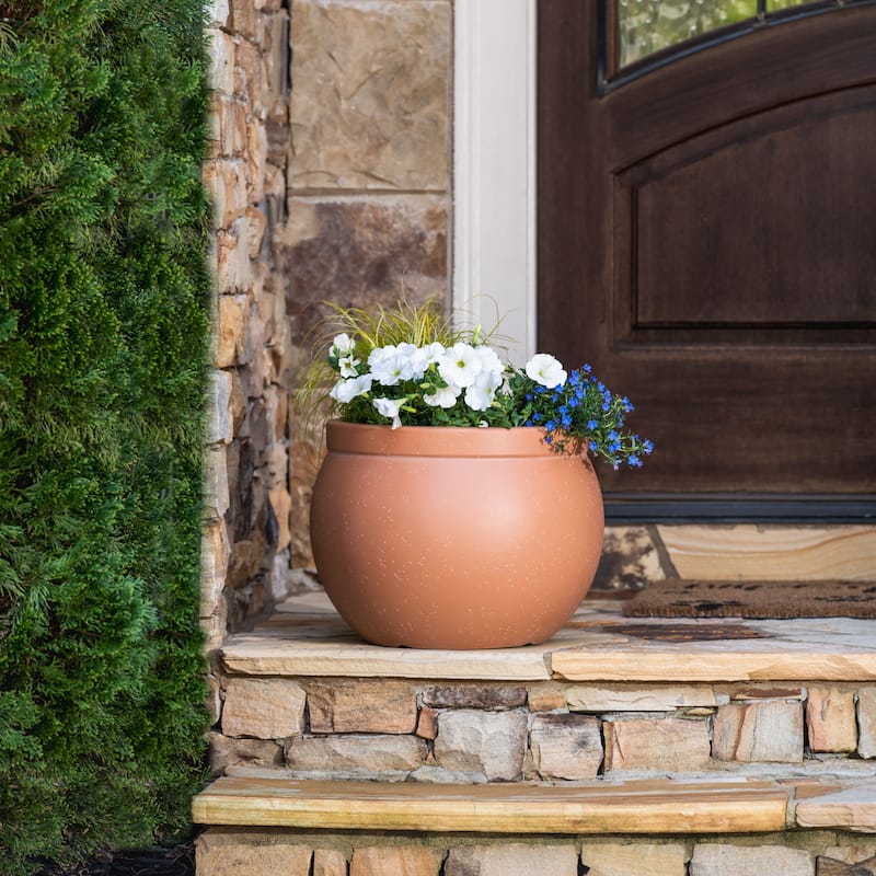 Southern Patio Giacomo Resin 16.8-inch Outdoor Planter