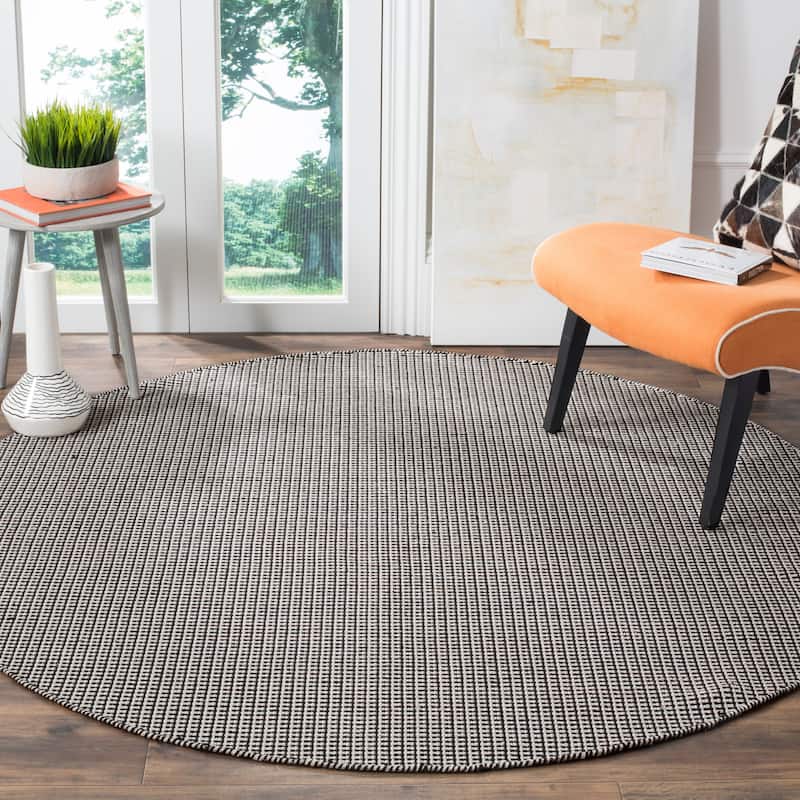 SAFAVIEH, Handmade Montauk Cliff Stripe Flatweave Cotton Fringe Rug - 6' Round - Ivory/Black