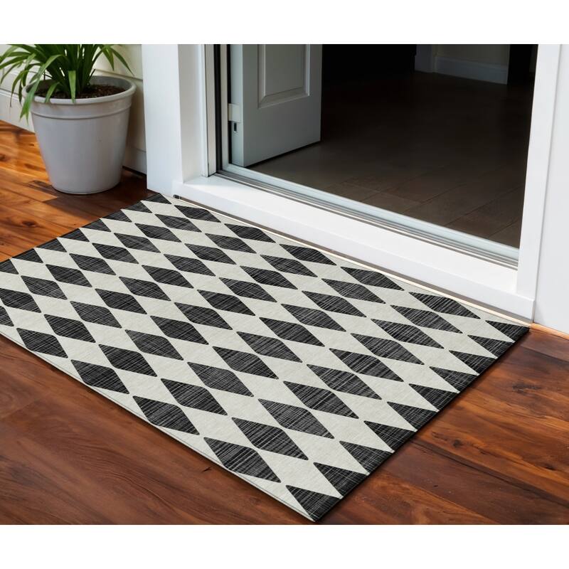 HomeRoots Geometric Transitional Rectangle Outdoor Rug - 3' x 5'