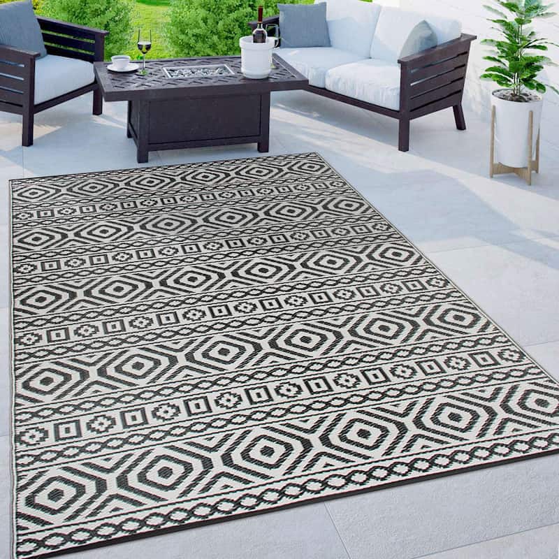 Contemporary Geometric Reversible Plastic Outdoor Rugs - 7'10"X10'