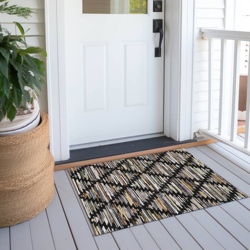 Machine Washable Indoor/ Outdoor Modern Trellis Chantille Rug - Black - 1'8" x 2'6"