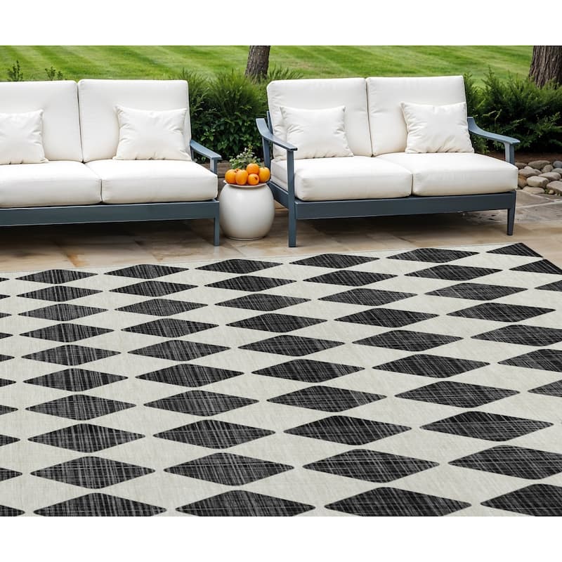 HomeRoots Geometric Transitional Rectangle Outdoor Rug - 9' X 12'