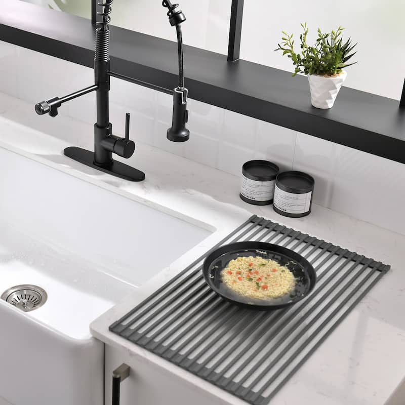 Black Single Handle Pull-out Kitchen Faucet with Drain Rack
