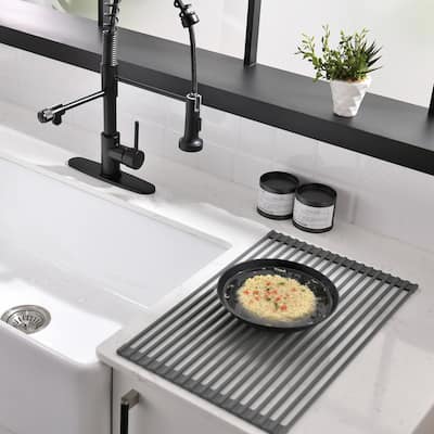 Black Single Handle Pull-out Kitchen Faucet with Drain Rack