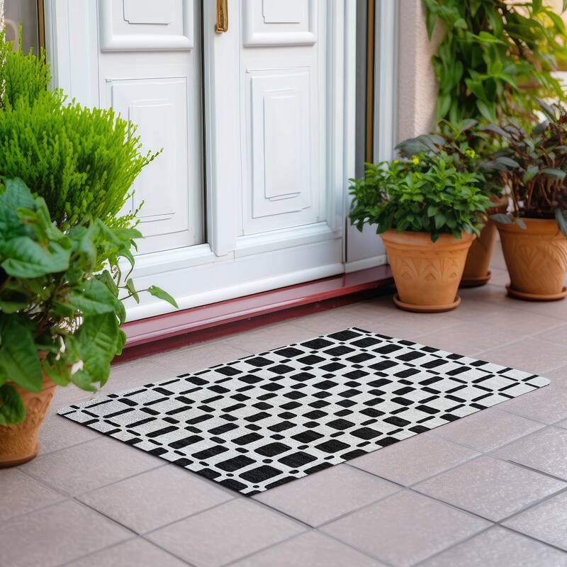 Machine Washable Indoor/ Outdoor Chantille Contemporary Geo Rug - Black - 1'8" x 2'6"