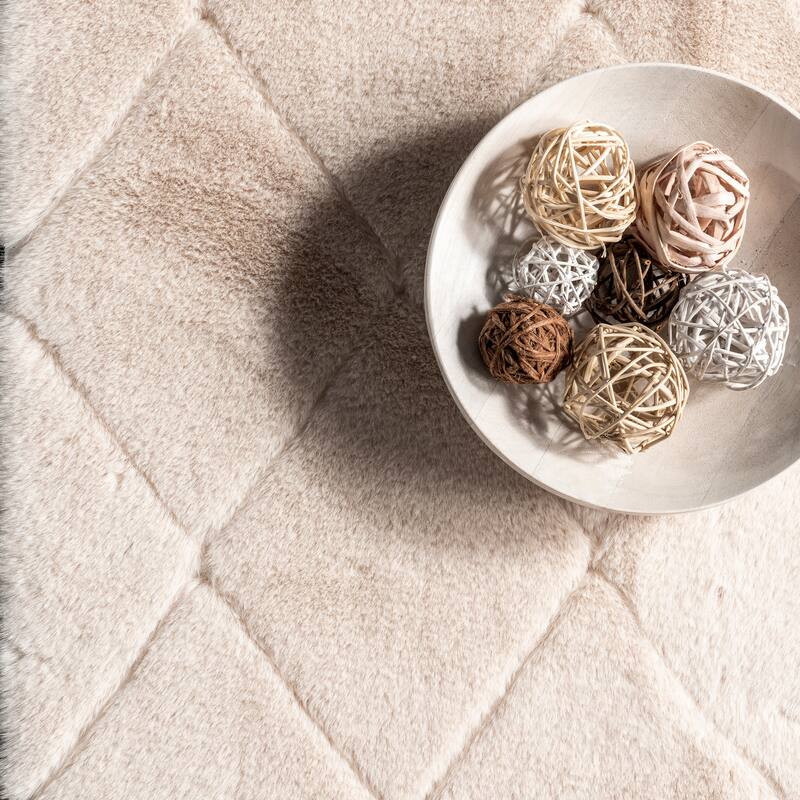 Nuloom Amy SuperiorWash Casual Faux Rabbit Machine Washable Area Rug