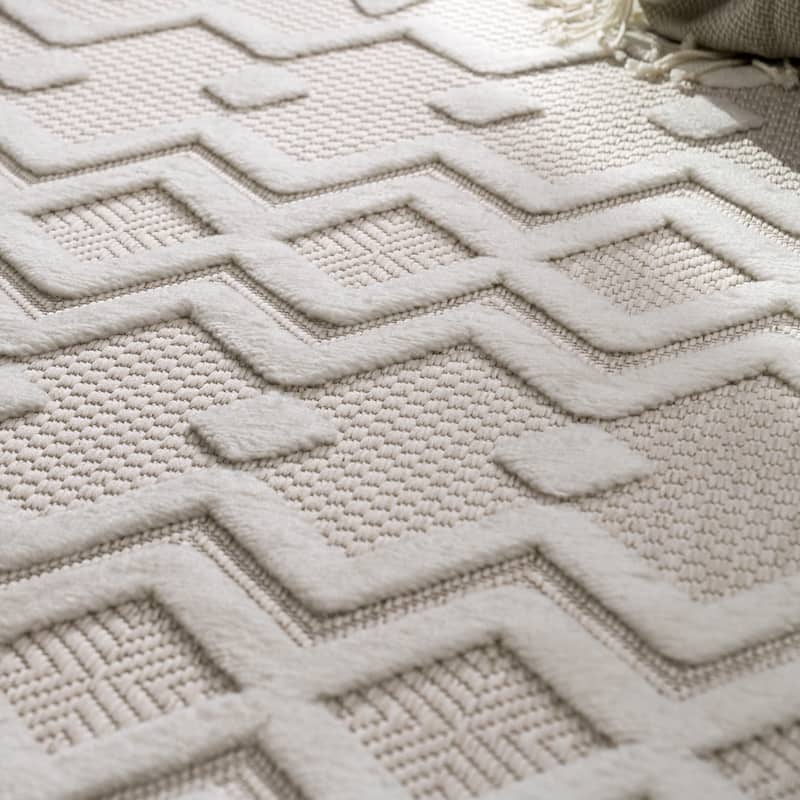 Indoor & Outdoor Rug With Geometric Trellis High-Low Pattern