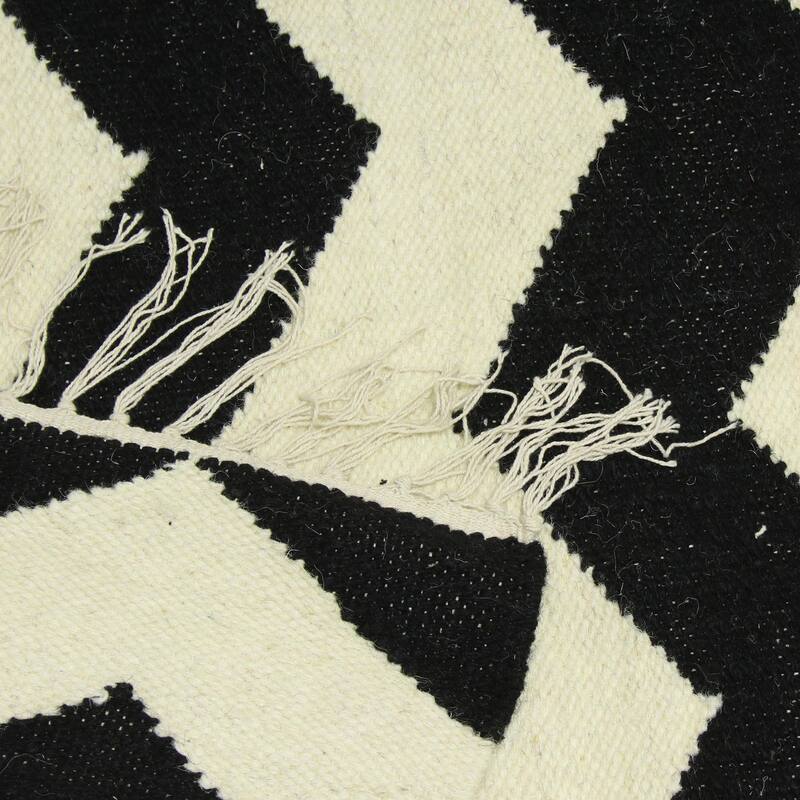 Handmade Entrancing Zigzags Wool dhurrie rug (India) - Big