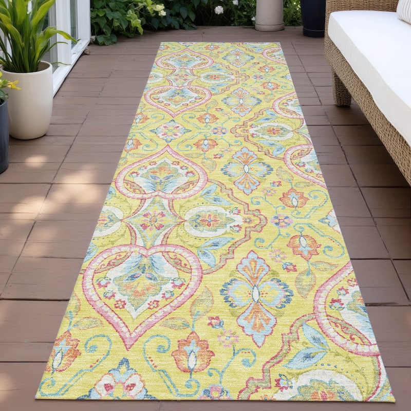 Machine Washable Indoor/Outdoor Traditional Spades Chantille Rug - Yellow - 2'3" x 7'6"