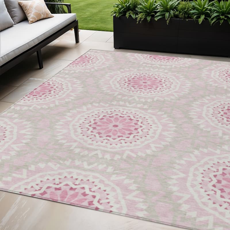 HomeRoots Floral Medallion Transitional Rectangle Outdoor Rug - 5' X 8'
