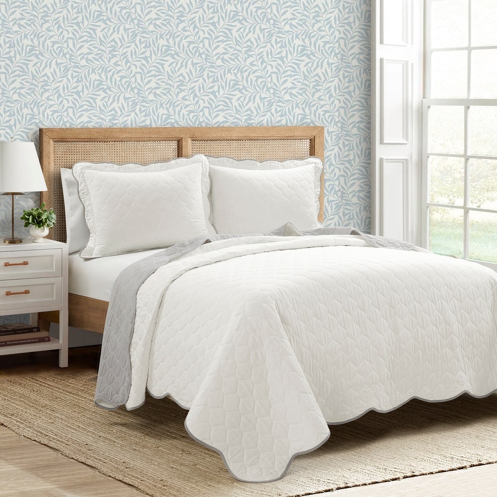 Lush Decor Coastal Chic Scallop Edge Reversible Quilt
