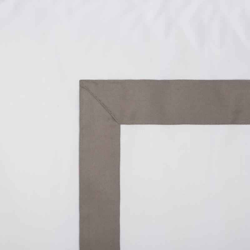 SAFAVIEH Home Hotel Collection Bold Fabric Border 300Tc Percale 3-piece Duvet Cover Set