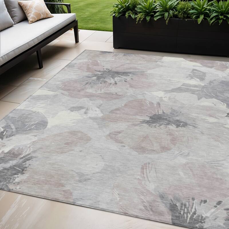 HomeRoots Floral Transitional Rectangle Outdoor Rug - 5' X 8'