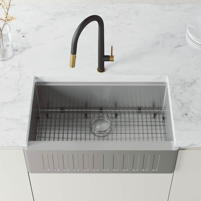 VIGO Greenwich 18" H Single Handle Pull-Down Sprayer Kitchen Faucet