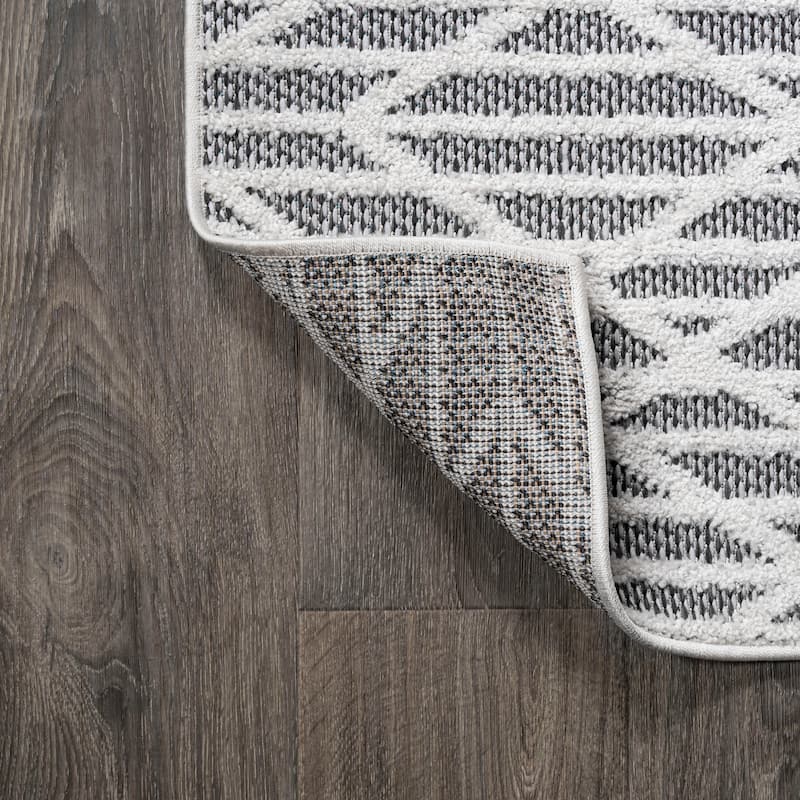JONATHAN Y Jazz High-Low Pile Moroccan Diamond Modern Indoor/Outdoor Area Rug
