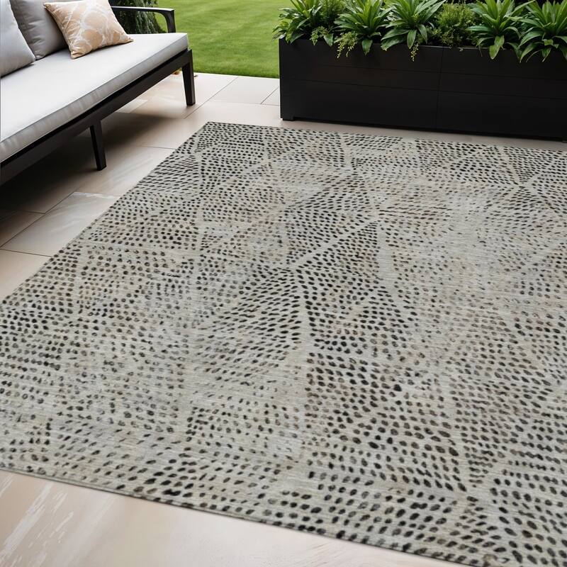 HomeRoots Geometric Transitional Rectangle Outdoor Rug - 5' X 8'
