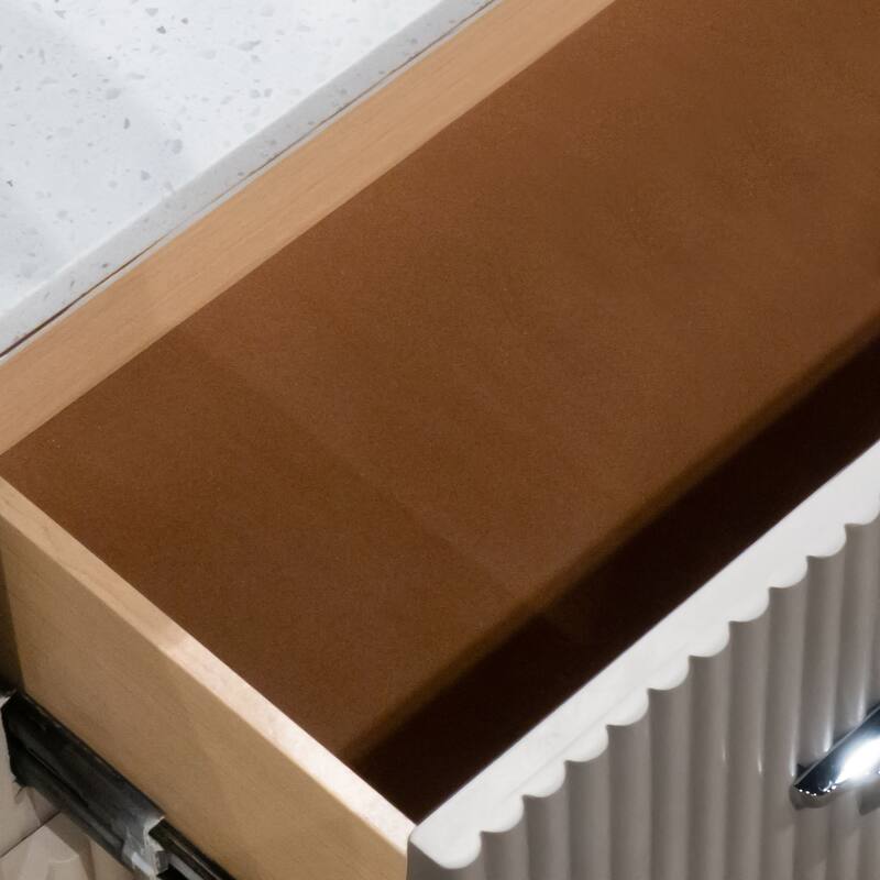 Furniture of America Seraphine Modern 4-Piece Light Grey Solid Wood Panel Bedroom Set with Fluted Headboard