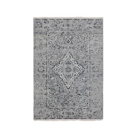 Shahbanu Rugs Gray Persian Erased Design Silk With Textured Wool Hand Knotted Oriental Rug (3'1" x 5'1") - 3'1" x 5'1"