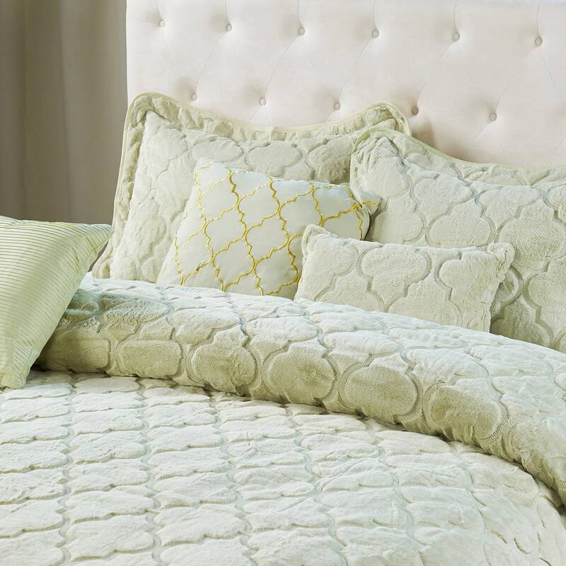 FauxFur Moroccan Design 7-piece Embroidered Quilt Set