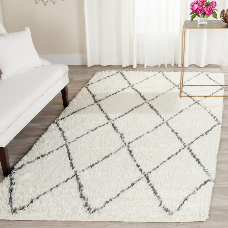 SAFAVIEH Hand-knotted Kenya Dicky Southwestern Tribal Wool Rug - 6' x 9' - Ivory/Grey
