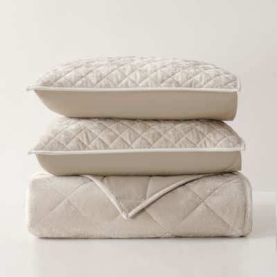 Wonderful Diamond Velvet 3 Piece Quilt Set
