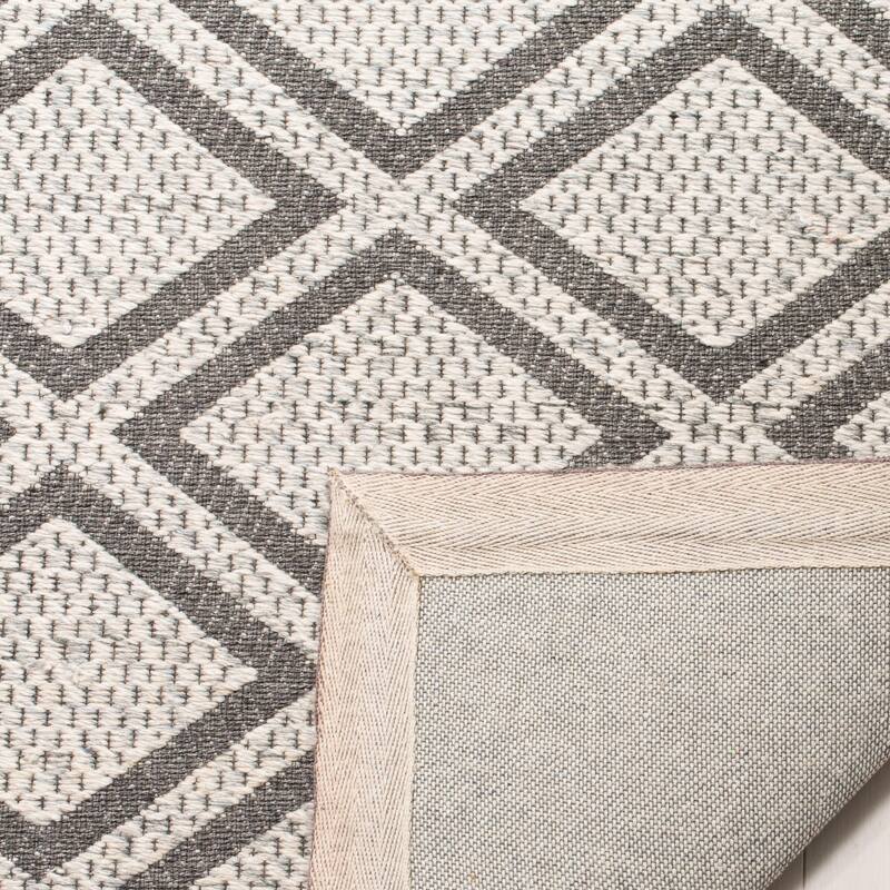 SAFAVIEH Handmade Micro-Loop Raven Wool Rug