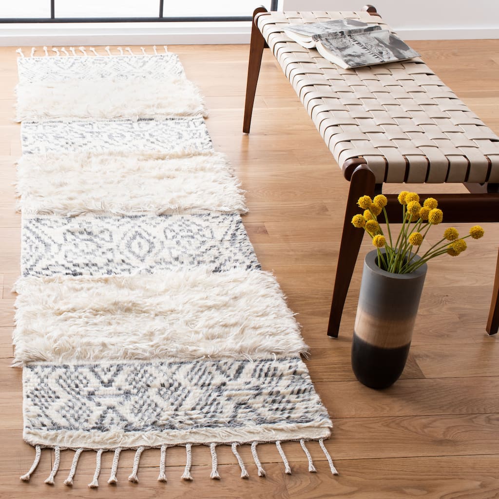 SAFAVIEH Hand-Knotted Manhattan Zulfiya Wool Tassel Rug