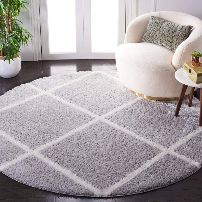 SAFAVIEH Tahoe Shag Emilia Trellis 1.2-inch Thick Rug - 6'7" Round - Light Grey/White