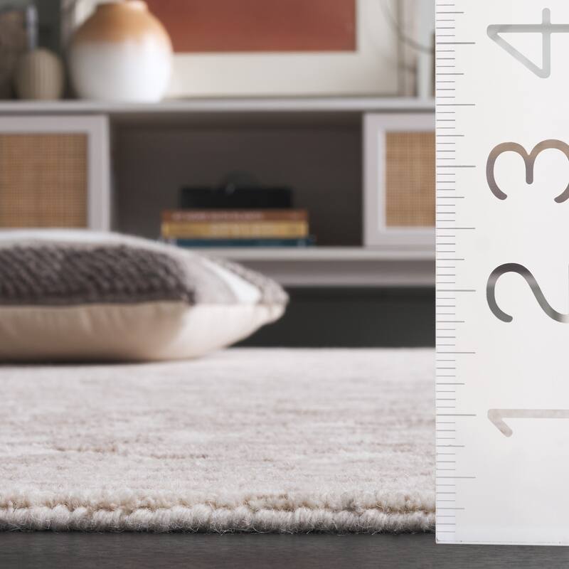 SAFAVIEH Handmade Ebony Nexhmije Wool Rug