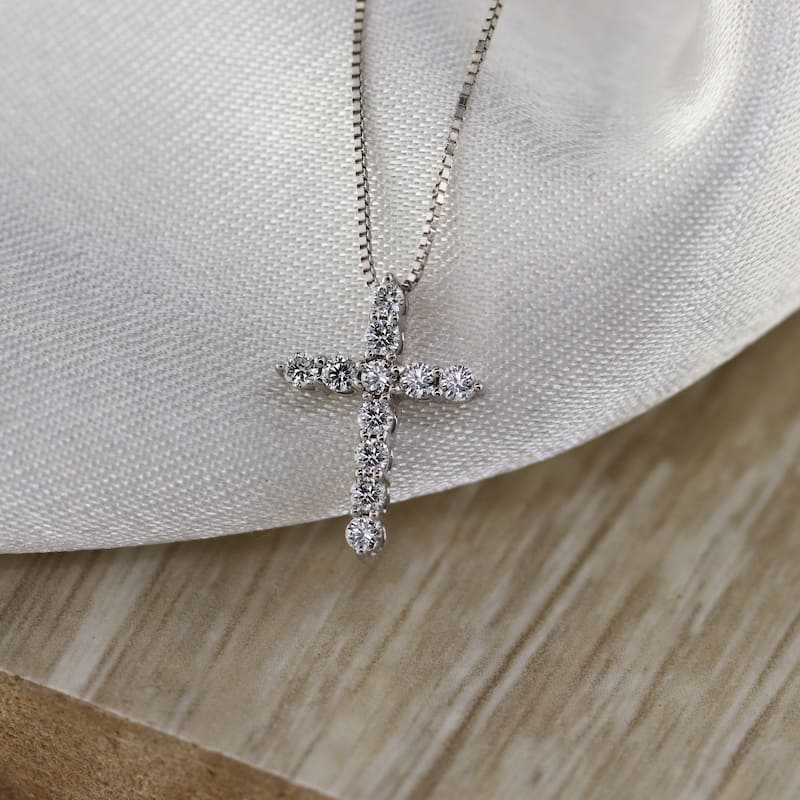 Auriya 14k Gold Round Diamond Cross Necklace 1/4CTW (H-I, I1-I2)
