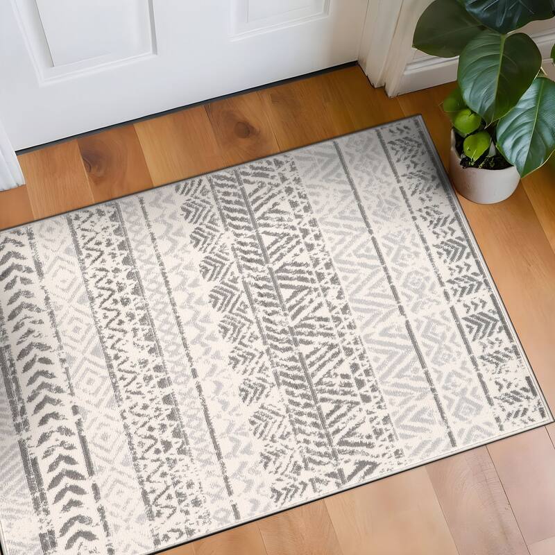The Curated Nomad Midtown Geometric Distressed Bohemian Rug - 2' 7" x 4' - Gray