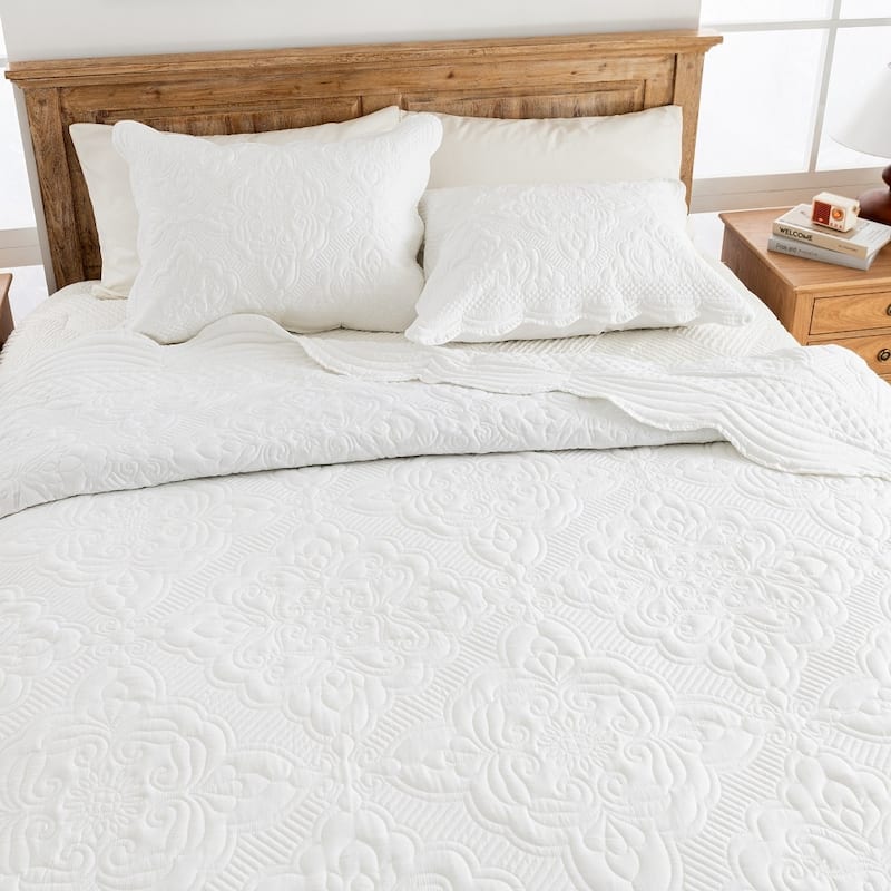 Wholinens 3 Piece Scalloped Edge Floral Bedspread Quilt Set