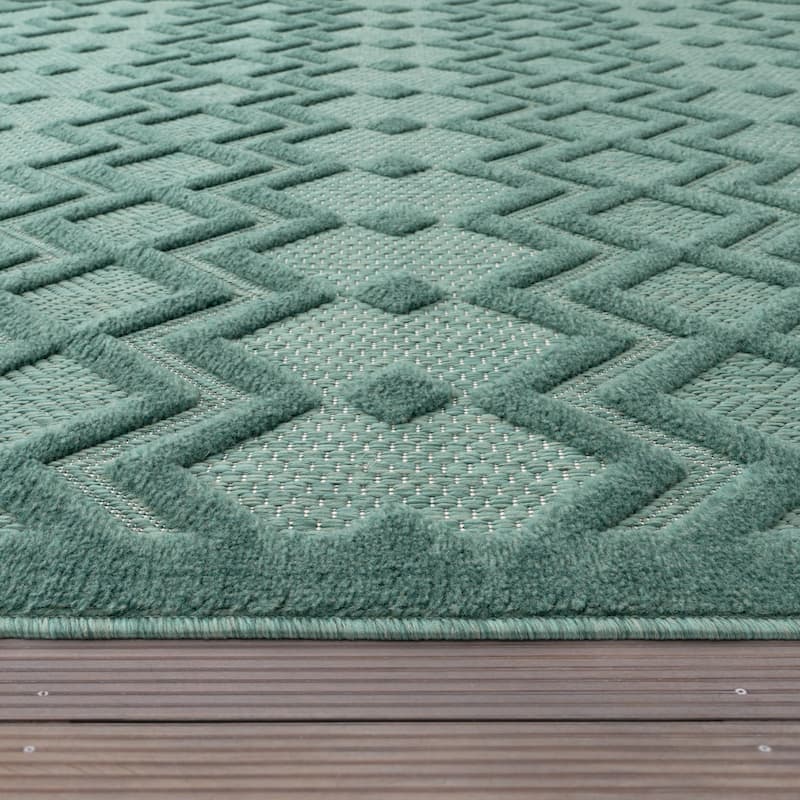 Indoor & Outdoor Rug With Geometric Trellis High-Low Pattern