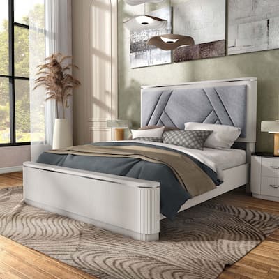 Furniture of America Leander Modern Light Grey Fluted Solid Wood Bed