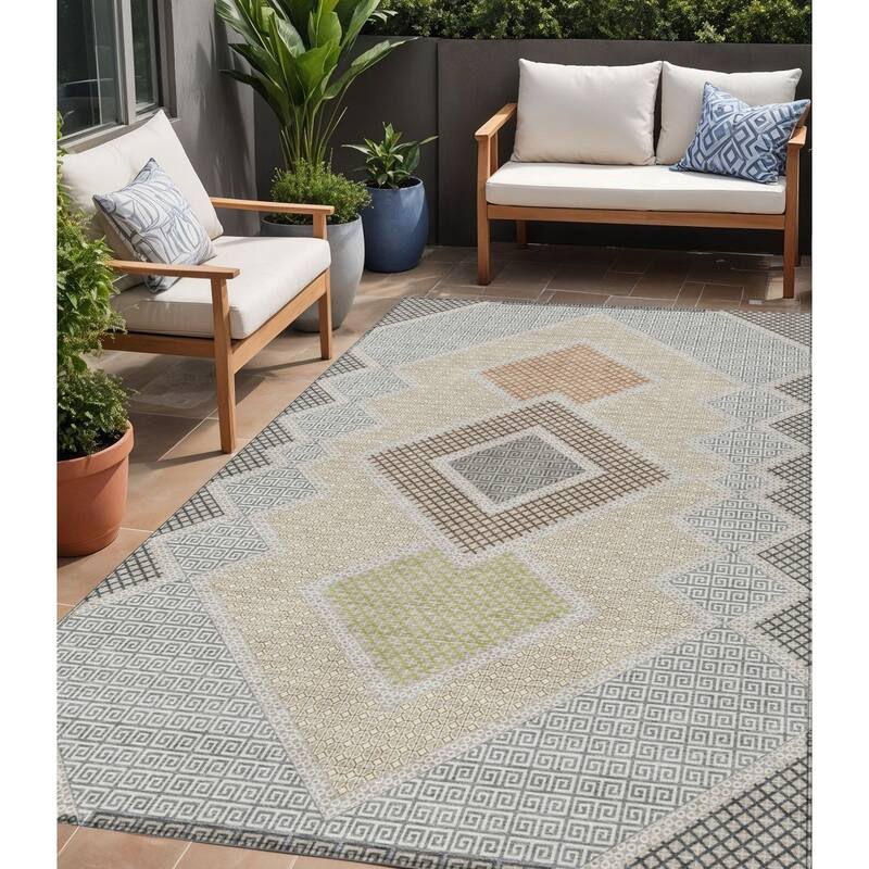 HomeRoots Geometric Transitional Rectangle Outdoor Rug - 5' X 8'