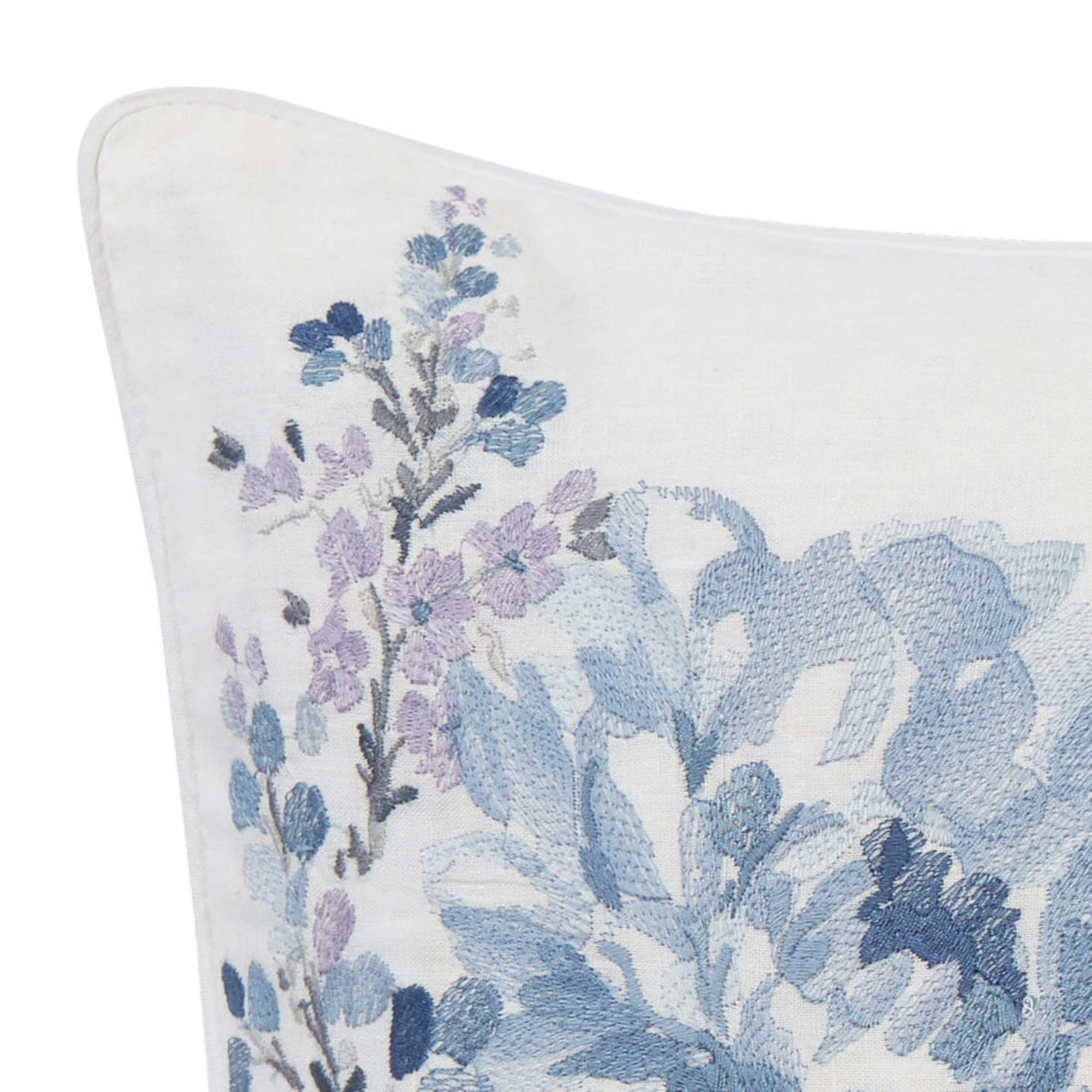 https://ak1.ostkcdn.com/images/products/is/images/direct/c064d12234b3502087af748896e54eb6bc9958eb/Laura-Ashley-Chloe-Floral-Embroidered-Throw-Pillow.jpg