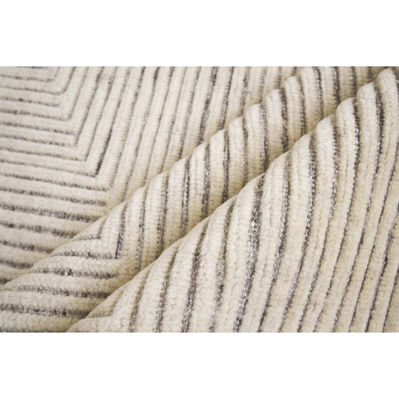 EXQUISITE RUGS Crescent Hand-knotted New Zealand Wool Ivory Area Rug.
