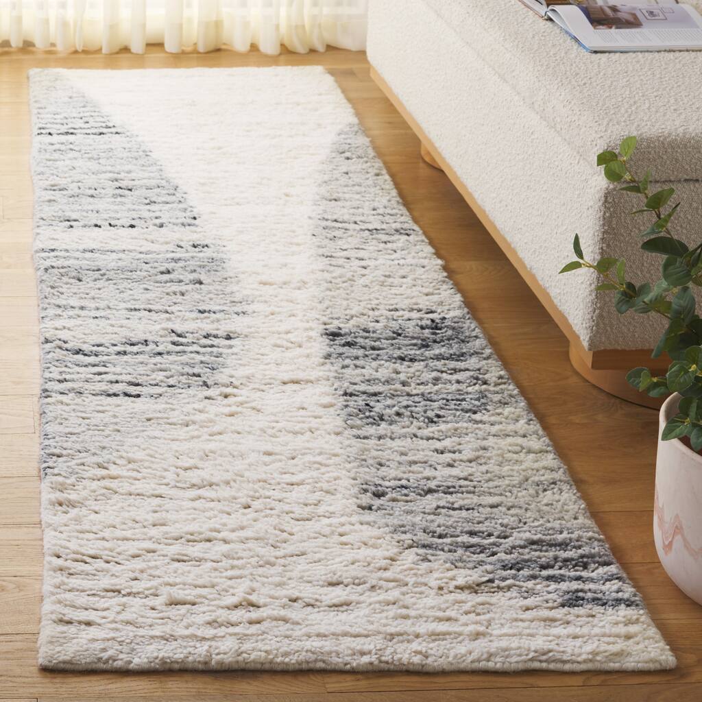 SAFAVIEH Handmade Vermont Nejra Wool Rug