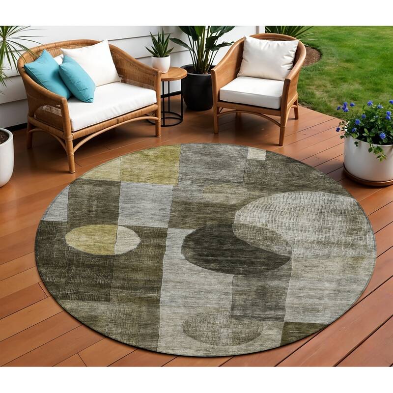 HomeRoots Geometric Transitional Rectangle Outdoor Rug - 8' Round