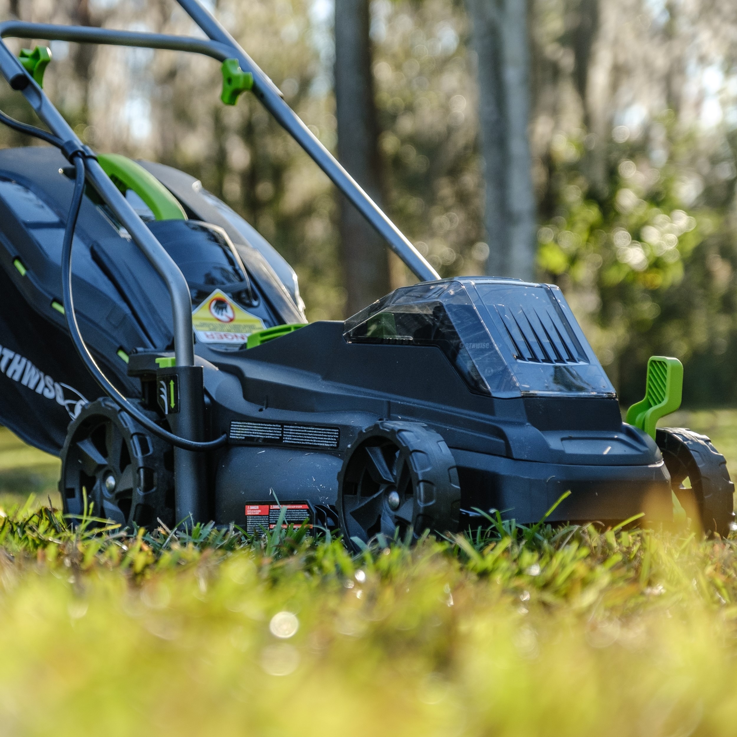 Earthwise 20-Volt 14-Inch Cordless Electric Mower - On Sale - Bed Bath &  Beyond - 34051557
