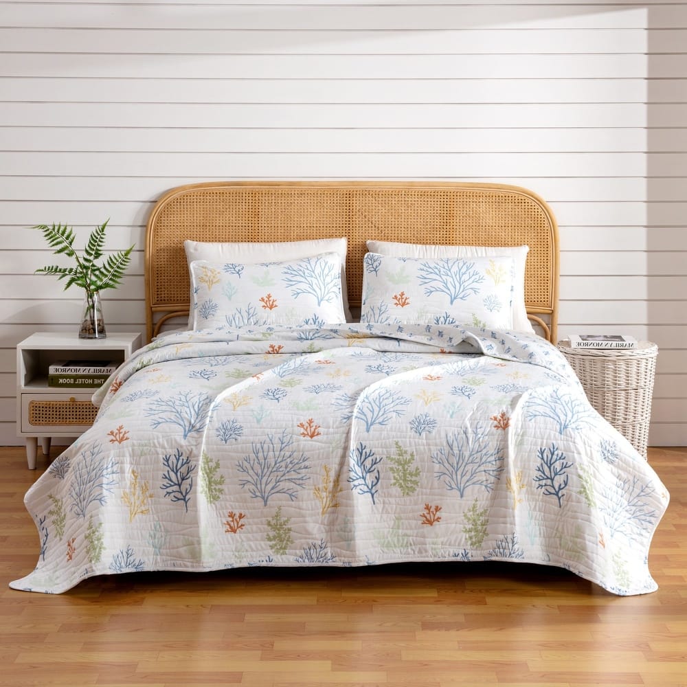 Luxurious Pastel Coral Pattern Microfiber Quilt Set With Shams