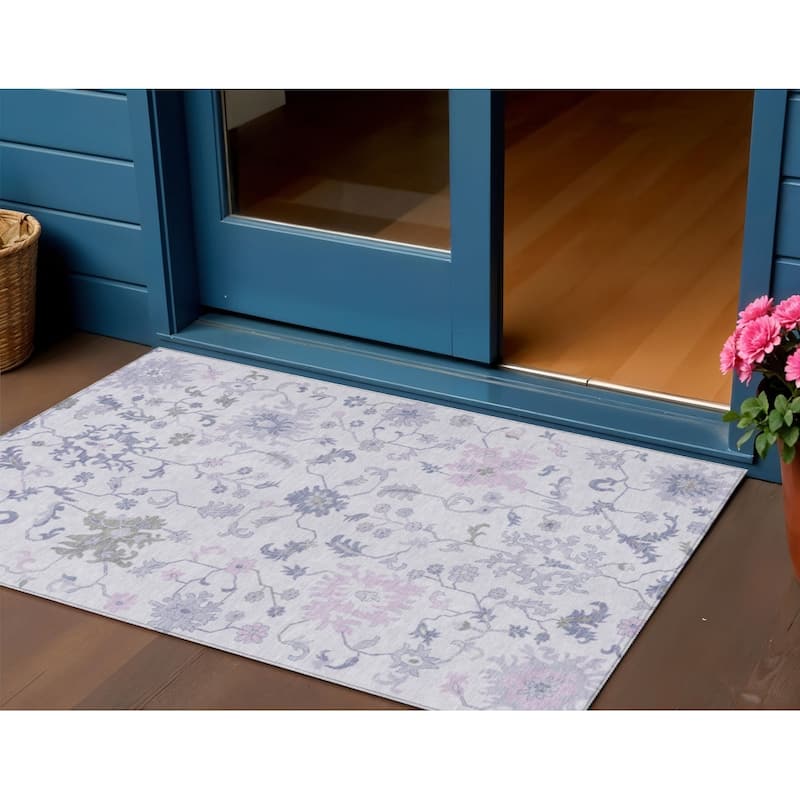 HomeRoots Floral Transitional Rectangle Outdoor Rug - 3' x 5'