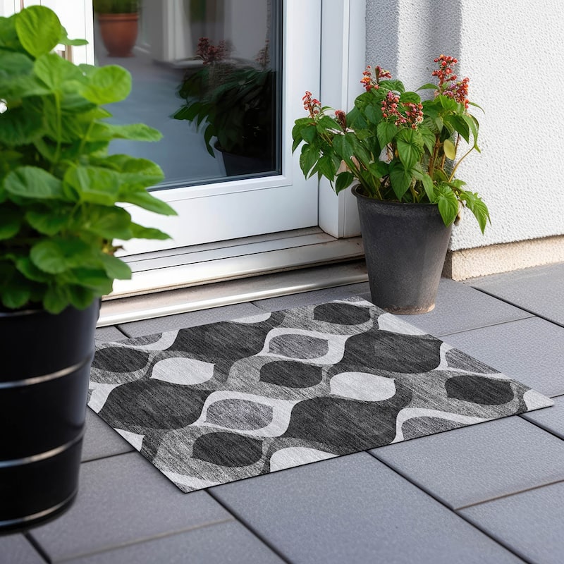 Machine Washable Indoor/ Outdoor Chantille Contemporary Geo Rug - Black - 1'8" x 2'6"