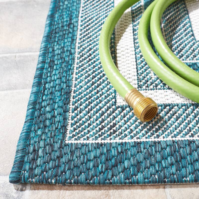 SAFAVIEH Courtyard Vickie Indoor/Outdoor Waterproof Patio Backyard Rug