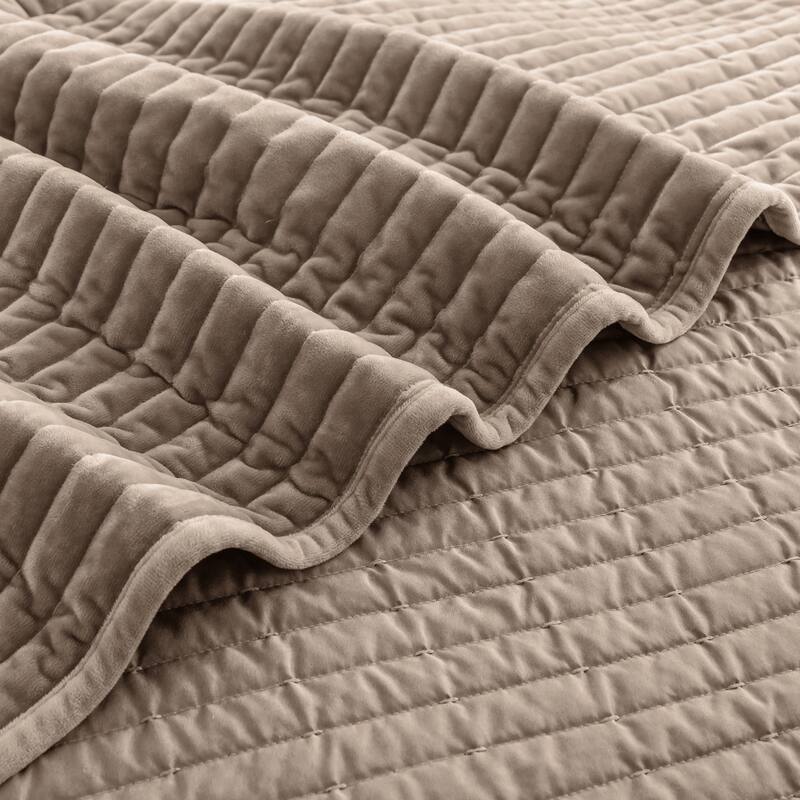 Wonderful Velvet 3 Piece Quilt Set