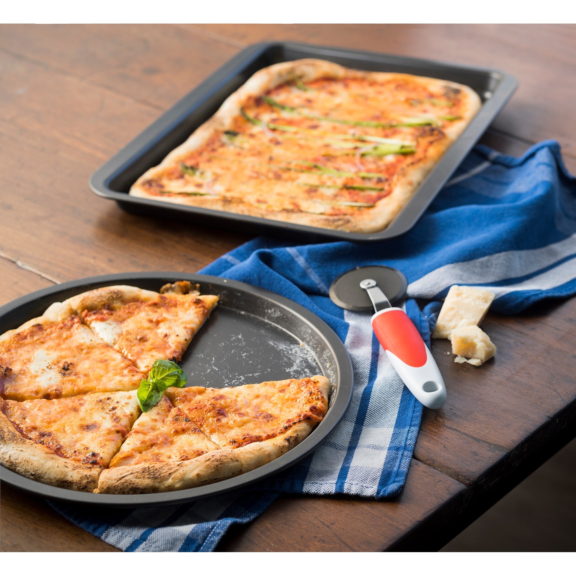 https://ak1.ostkcdn.com/images/products/is/images/direct/c18e6c00aa5d864aa5f5253b294d7d4692f911ac/Ballarini-cookin%27Italy-Pizza-Pan-Set.jpg