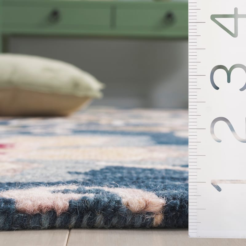 SAFAVIEH Handmade Blossom Katerinka Wool Rug