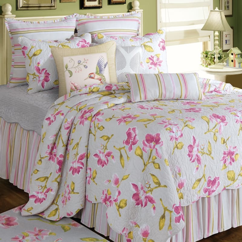 Liliann White Floral Cotton Quilt (Shams Not Included) - Queen