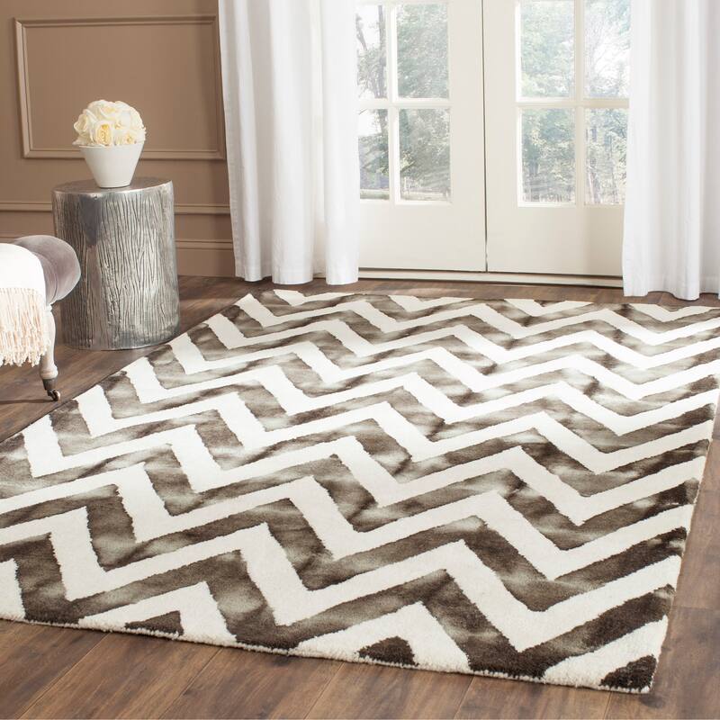 SAFAVIEH Dip Dye Erkhild Hand-tufted Wool Chevron Area Rug - 4' x 6' - Ivory/Charcoal